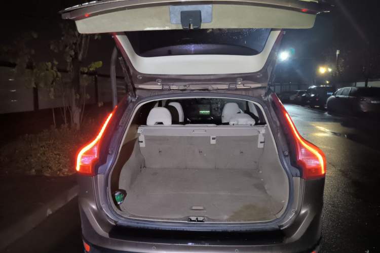Used Volvo XC60 2010 T6 AWD Comfort Edition Trunk