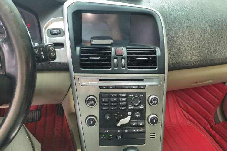Used Volvo XC60 2010 T6 AWD Prestige Edition Audio And AC Panel