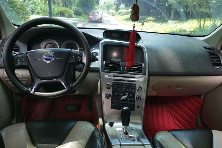 Used Volvo XC60 2010 T6 AWD Prestige Edition Center Console