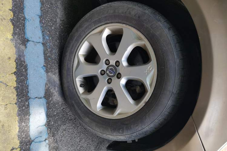 Used Volvo XC60 2010 T6 AWD Prestige Edition Right Front Wheel Hub