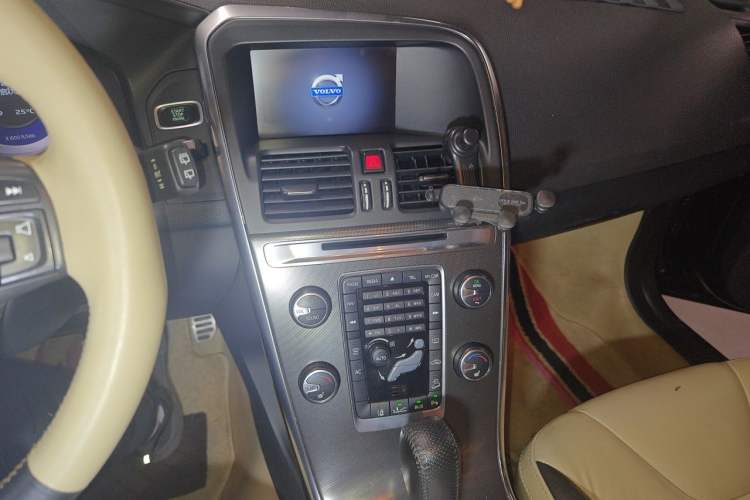Used Volvo XC60 2011 T6 AWD Zhiya Edition Audio And AC Panel