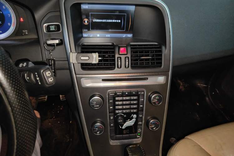 Used Volvo XC60 2011 T6 R-Design Personalized Sport Edition Audio And AC Panel