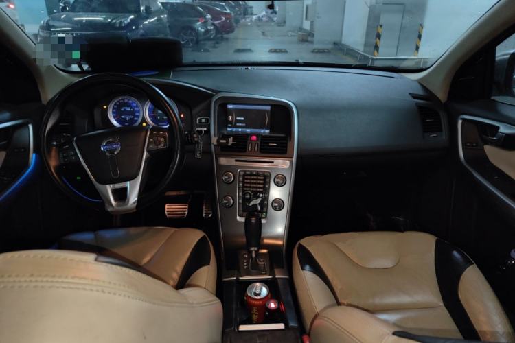 Used Volvo XC60 2011 T6 R-Design Personalized Sport Edition Center Console