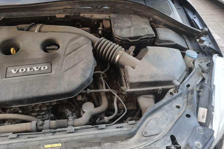 Used Volvo XC60 2011 2.0T Zhiya Edition Engine Bay Left