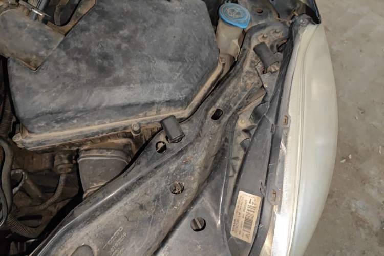 Used Volvo XC60 2011 2.0T Zhiya Edition Engine Bay Left
