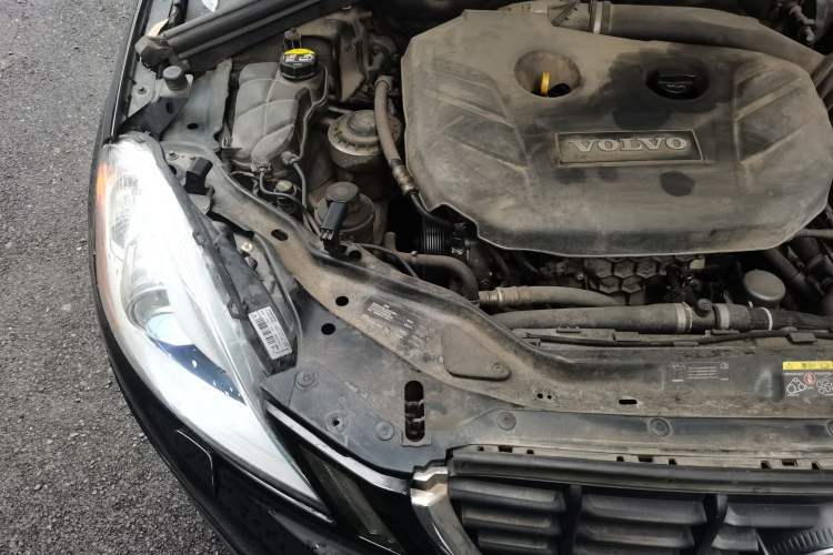 Used Volvo XC60 2011 2.0T Zhiya Edition Engine Bay Right