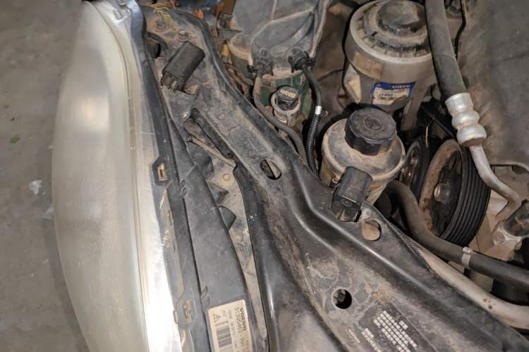 Used Volvo XC60 2011 2.0T Zhiya Edition Engine Bay Right