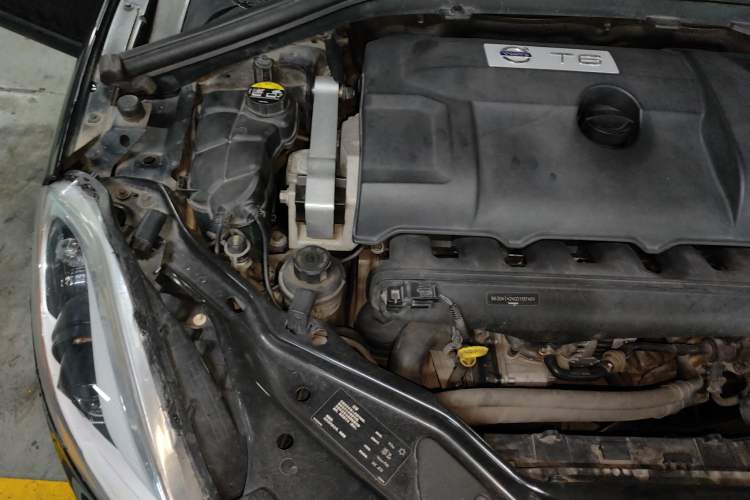Used Volvo XC60 2011 T6 R-Design Personalized Sport Edition Engine Bay Right