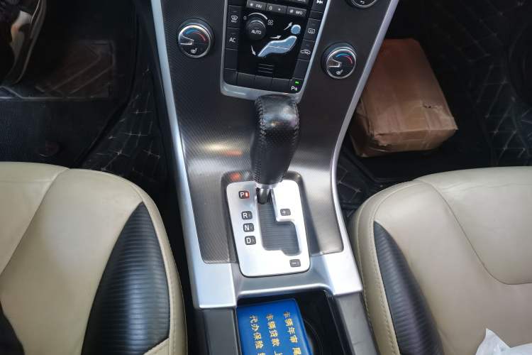 Used Volvo XC60 2011 2.0T Zhiya Edition Gear Lever