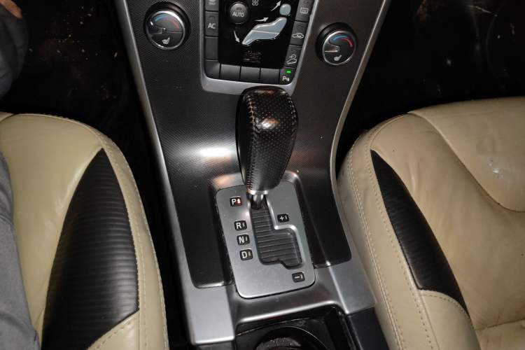 Used Volvo XC60 2011 T6 R-Design Personalized Sport Edition Gear Lever