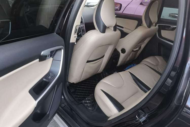 Used Volvo XC60 2011 2.0T Zhiya Edition Left Rear Seat