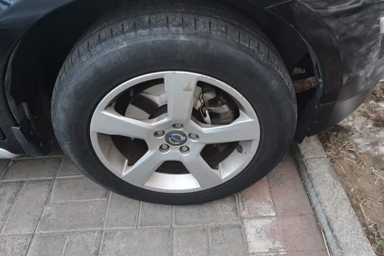 Used Volvo XC60 2011 2.0T Zhiya Edition Right Front Wheel Hub