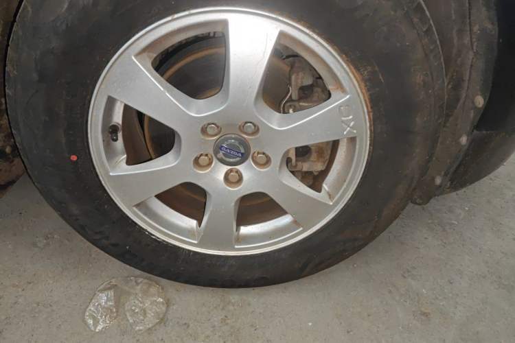 Used Volvo XC60 2011 2.0T Zhiya Edition Right Front Wheel Hub