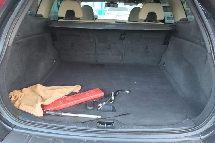 Used Volvo XC60 2011 2.0T Zhiya Edition Trunk