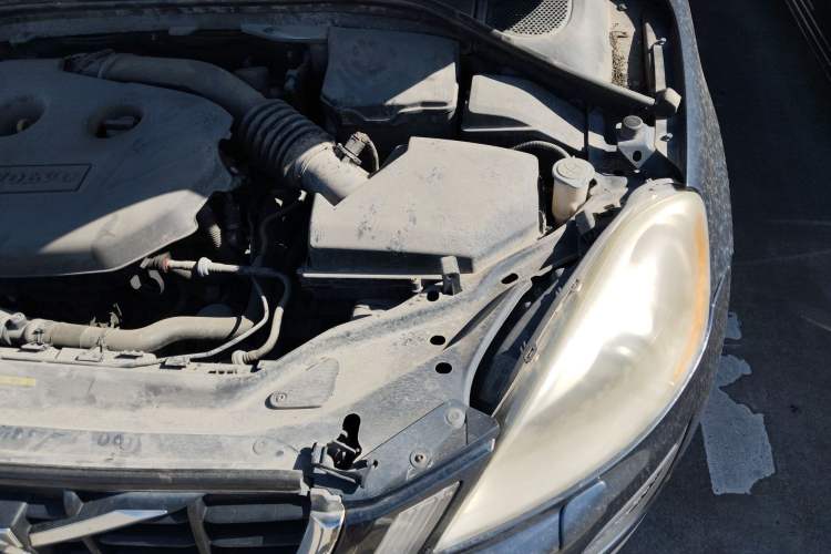 Used Volvo XC60 2011 2.0T Zhiya Edition Engine Bay Left