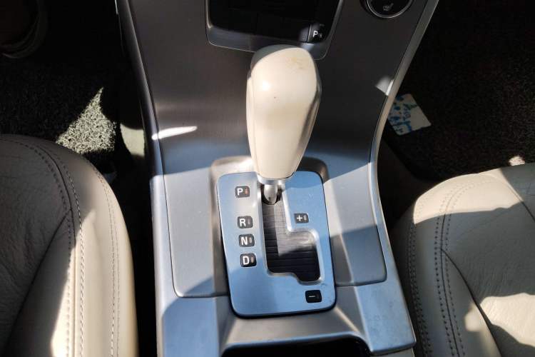 Used Volvo XC60 2011 2.0T Zhiya Edition Gear Lever
