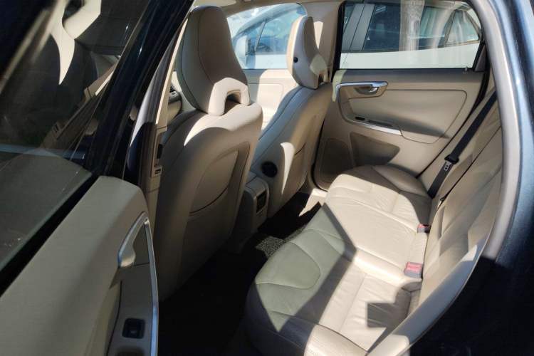 Used Volvo XC60 2011 2.0T Zhiya Edition Left Rear Seat