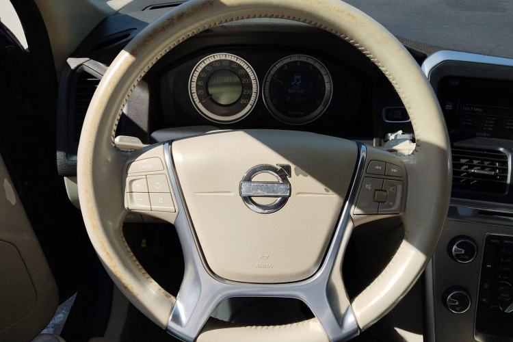 Used Volvo XC60 2011 2.0T Zhiya Edition Steering Wheel