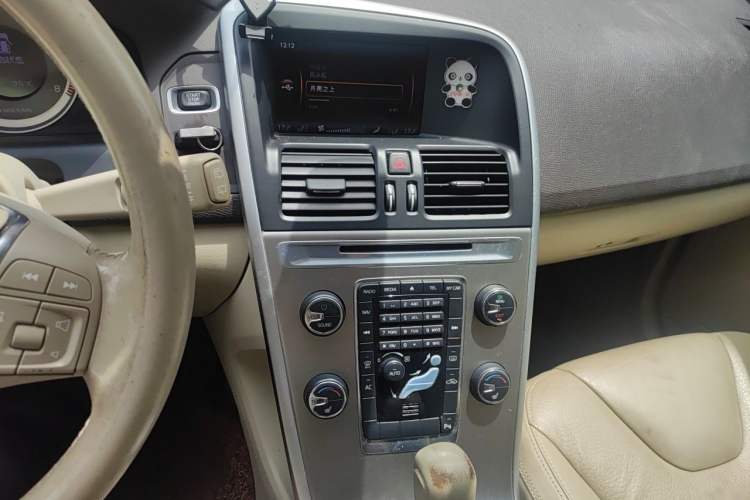 Used Volvo XC60 2011 2.0T Zhiya Edition Audio And AC Panel
