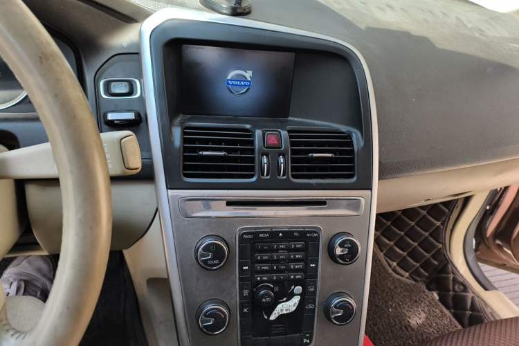 Used Volvo XC60 2011 2.0T Comfort Edition Audio And AC Panel