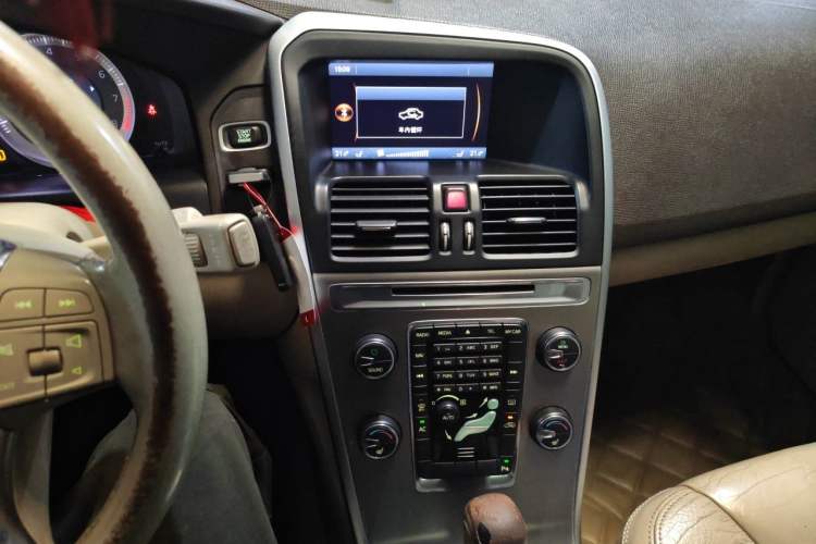 Used Volvo XC60 2011 2.0T Zhiya Edition Audio And AC Panel