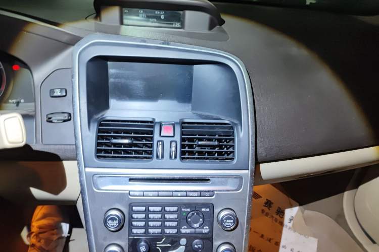 Used Volvo XC60 2011 2.0T Zhiya Edition Audio And AC Panel