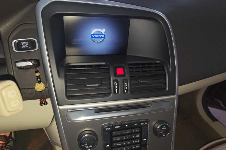 Used Volvo XC60 2011 2.0T Comfort Edition Audio And AC Panel