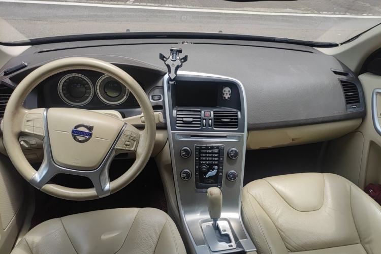 Used Volvo XC60 2011 2.0T Zhiya Edition Center Console