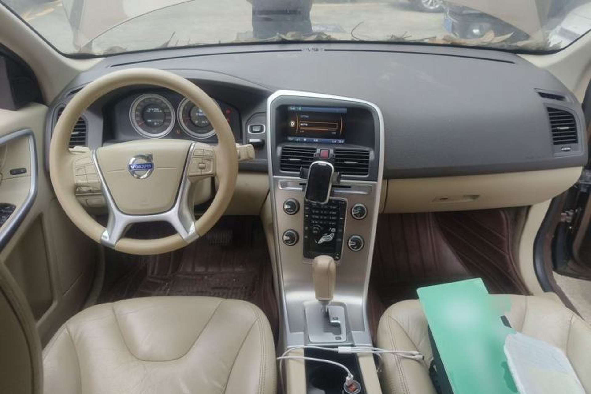Used Volvo XC60 2011 2.0T Zhiya Edition Center Console