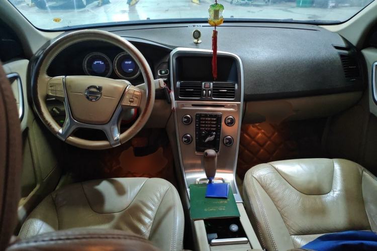 Used Volvo XC60 2011 2.0T Zhiya Edition Center Console