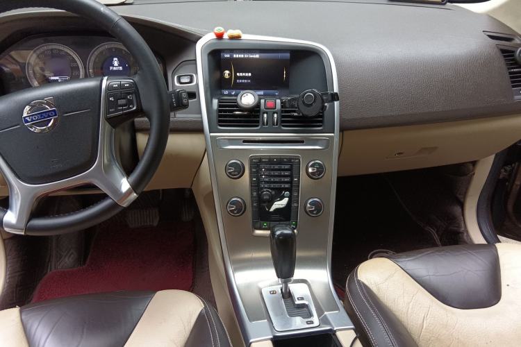 Used Volvo XC60 2011 2.0T ZhiZun Edition Center Console