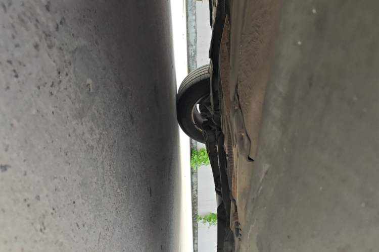 Used Volvo XC60 2011 2.0T Zhiya Edition Chassis Rear Left