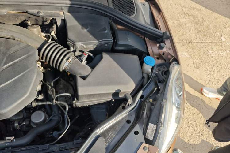 Used Volvo XC60 2011 2.0T Zhiya Edition Engine Bay Left