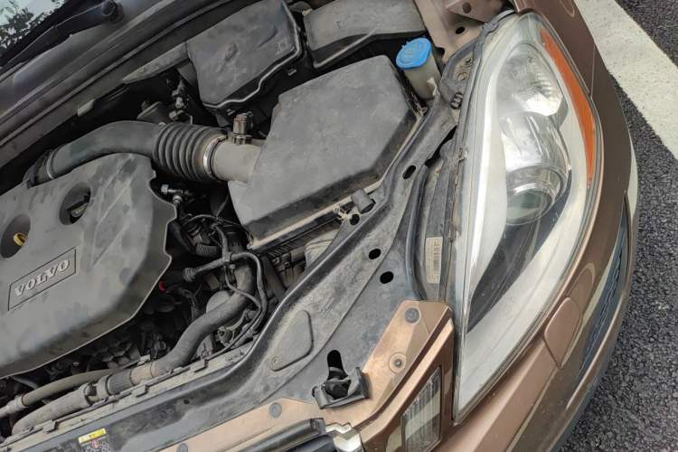 Used Volvo XC60 2011 2.0T Zhiya Edition Engine Bay Left