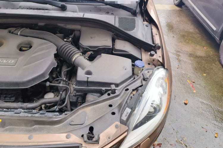 Used Volvo XC60 2011 2.0T Zhiya Edition Engine Bay Left