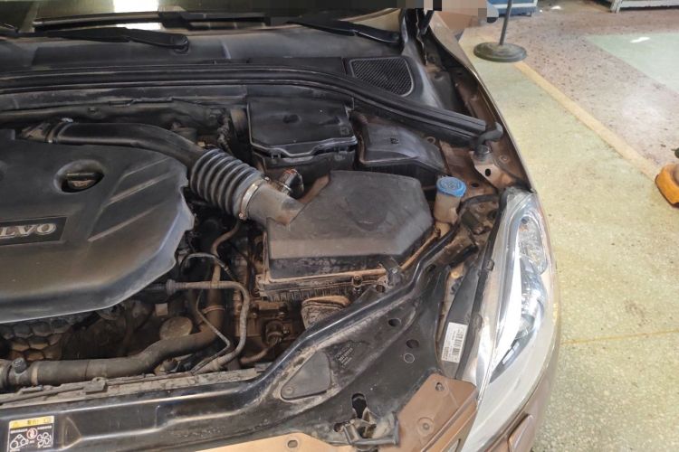 Used Volvo XC60 2011 2.0T Zhiya Edition Engine Bay Left