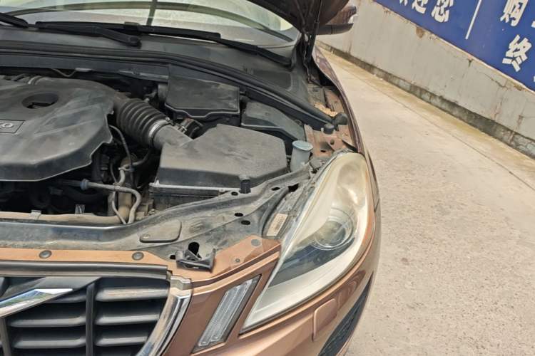 Used Volvo XC60 2011 2.0T Zhiya Edition Engine Bay Left