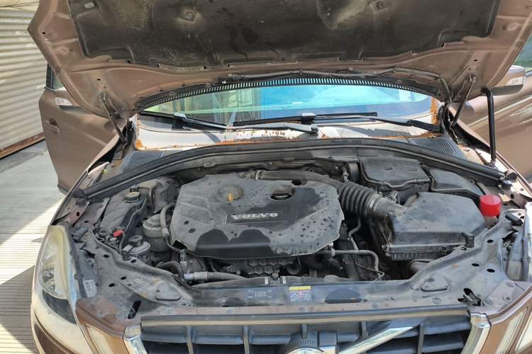 Used Volvo XC60 2011 2.0T Comfort Edition Engine Bay