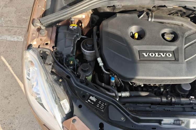 Used Volvo XC60 2011 2.0T Zhiya Edition Engine Bay Right