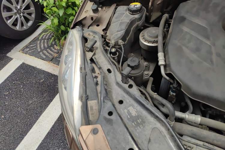 Used Volvo XC60 2011 2.0T Zhiya Edition Engine Bay Right