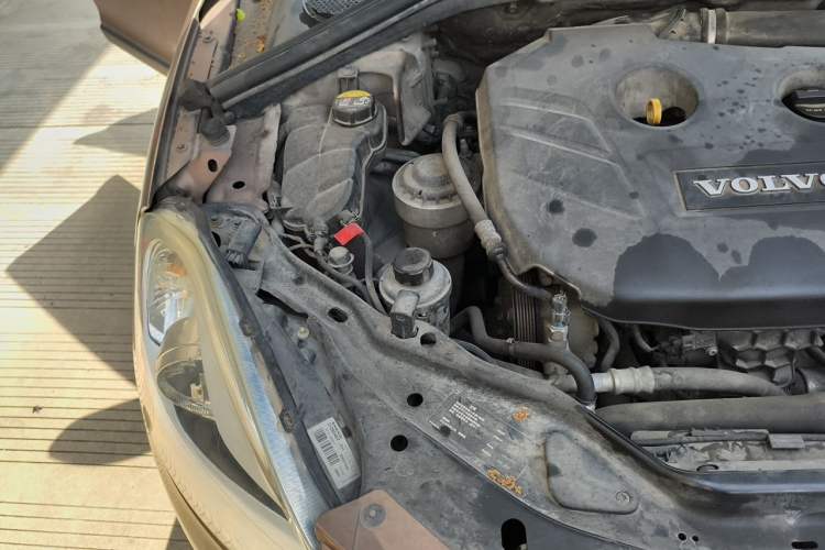 Used Volvo XC60 2011 2.0T Comfort Edition Engine Bay Right