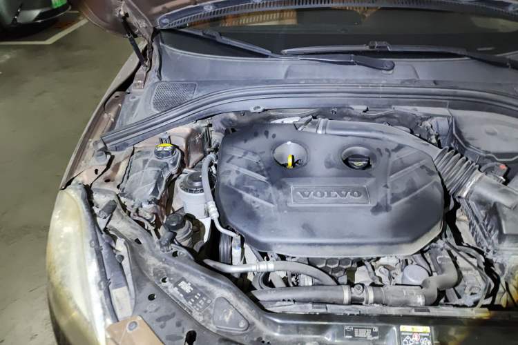 Used Volvo XC60 2011 2.0T Zhiya Edition Engine Bay Right