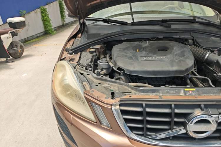 Used Volvo XC60 2011 2.0T Zhiya Edition Engine Bay Right