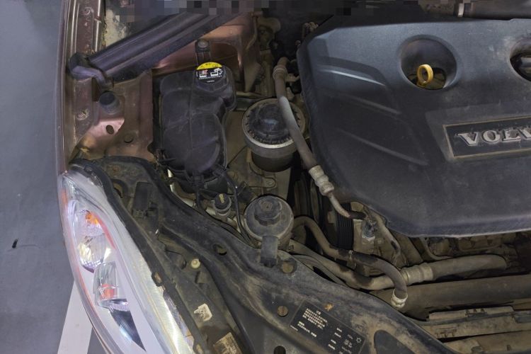 Used Volvo XC60 2011 2.0T Comfort Edition Engine Bay Right
