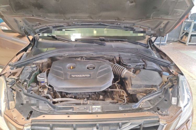 Used Volvo XC60 2011 2.0T Zhiya Edition Engine Bay