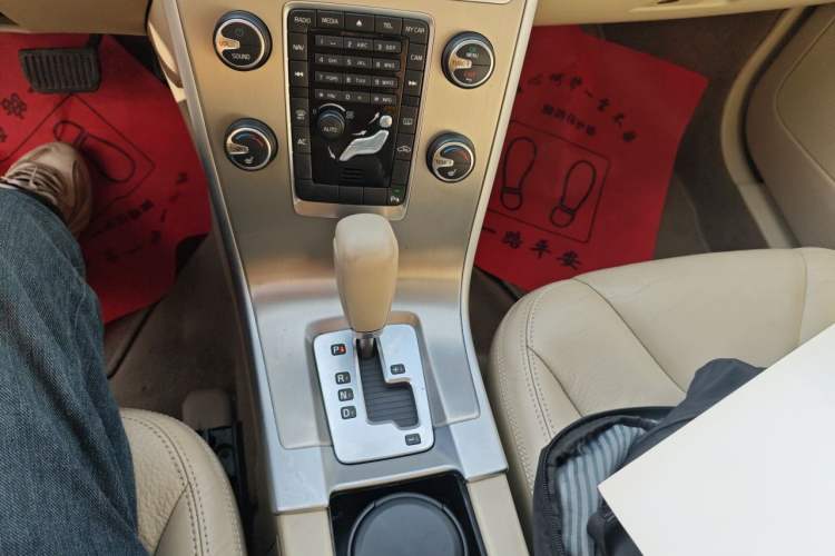 Used Volvo XC60 2011 2.0T Zhiya Edition Gear Lever