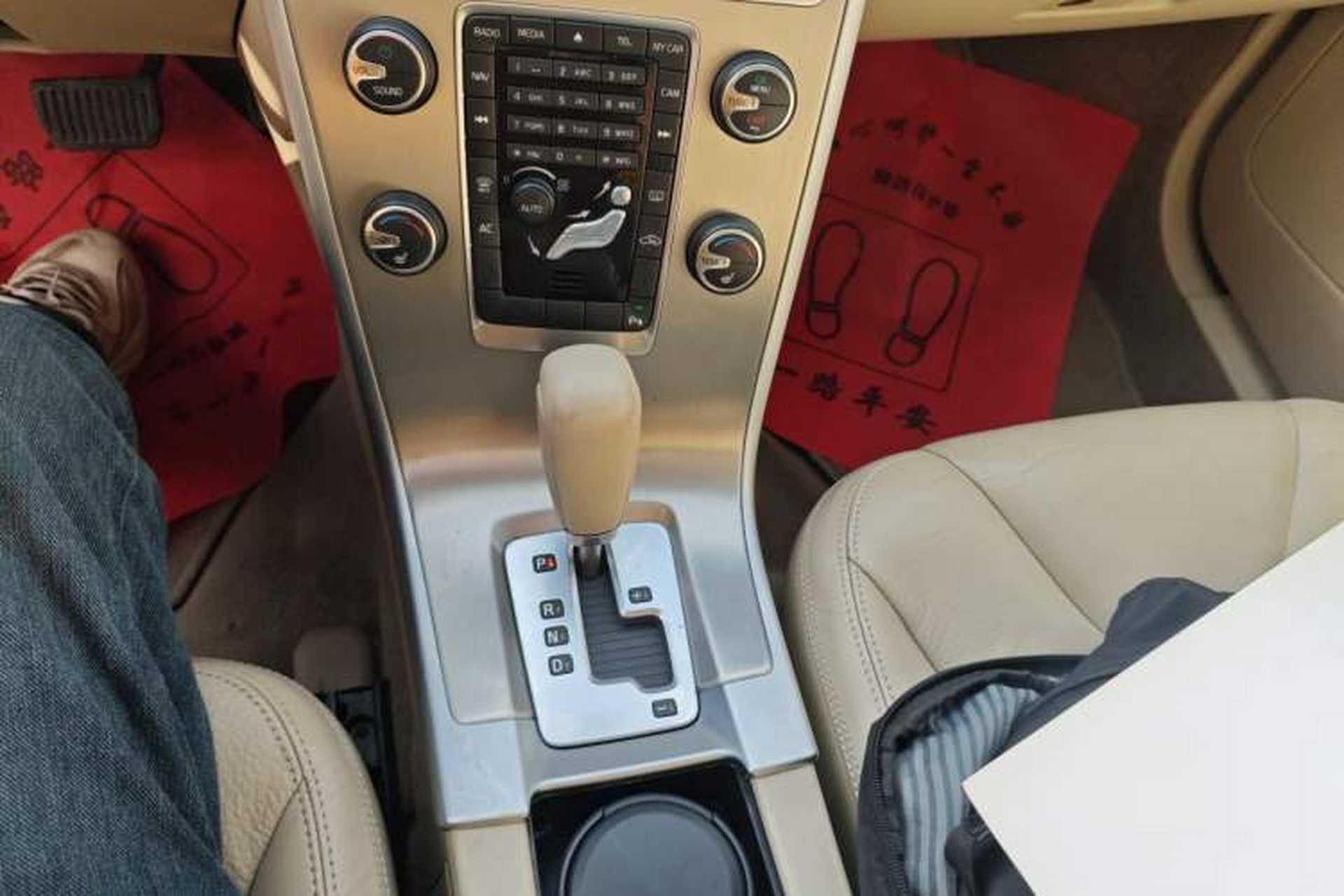 Used Volvo XC60 2011 2.0T Zhiya Edition Gear Lever