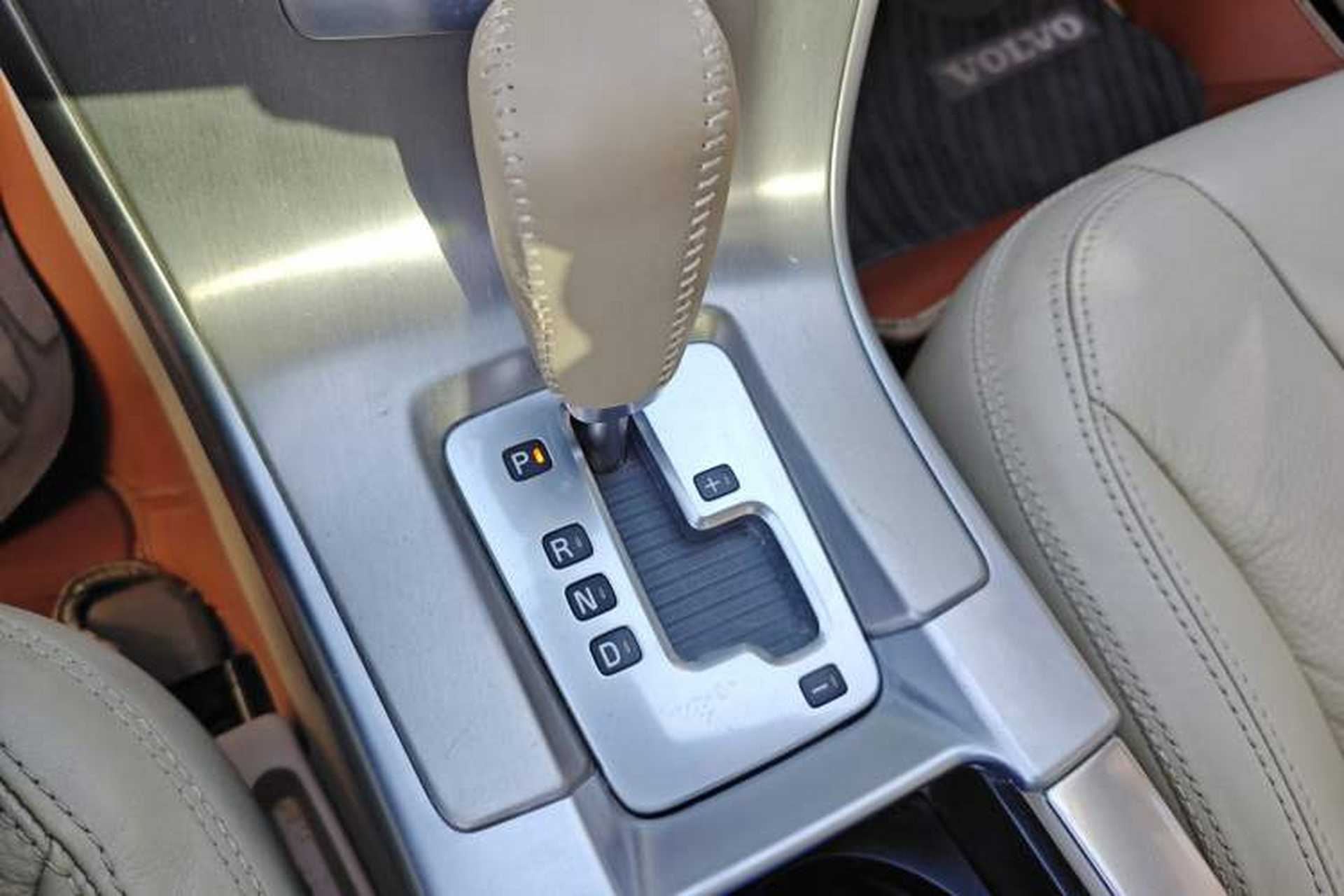 Used Volvo XC60 2011 2.0T Zhiya Edition Gear Lever