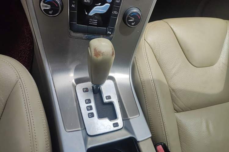 Used Volvo XC60 2011 2.0T Zhiya Edition Gear Lever
