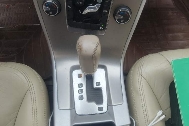 Used Volvo XC60 2011 2.0T Zhiya Edition Gear Lever